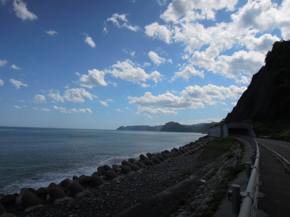 La mer est belle mais pas assez chaude pour qu'on puisse y mettre plus que nos gambettes!