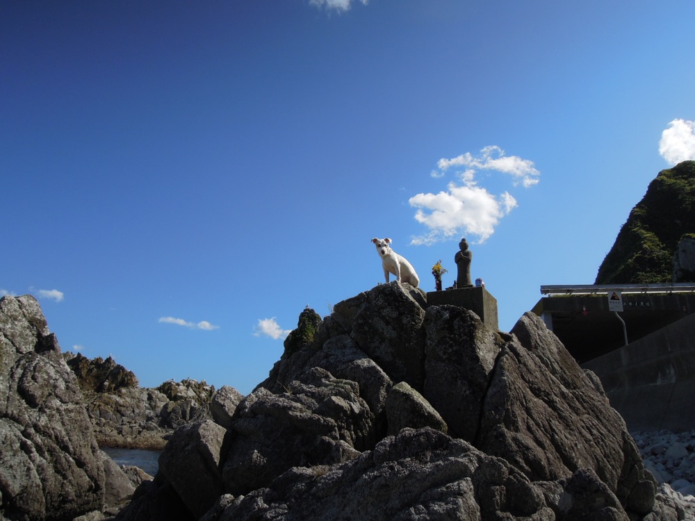 La côte avant Erimo réserve quelques surprises comme cet autel et ses petites statues