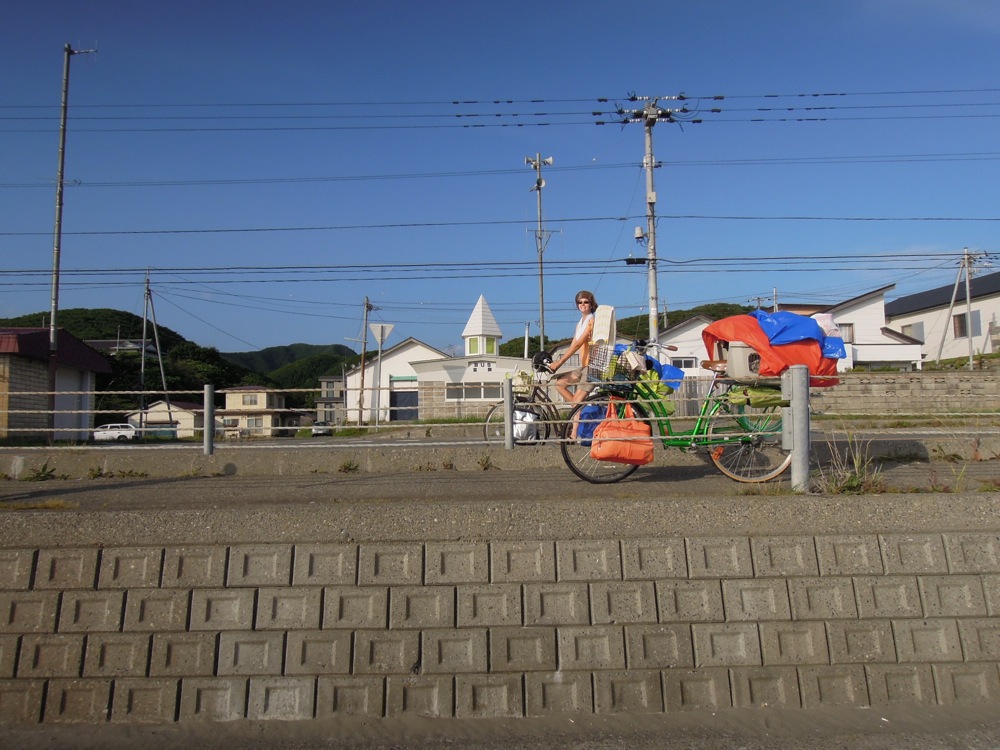 Sur la route du cap Erimo: François s'est arrêté avec Carlo et je les dépasse à vélo!