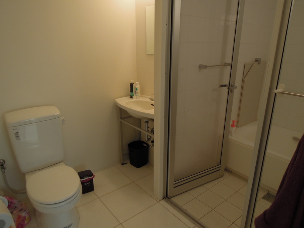 Notre appartement vers Yotsuya: cette salle de bain est typiquement japonaise: on peut prendre sa douche à côté de la baignoire et ensuite se plonger dans un bon bain chaud. Quand on a fini, on peut placer un couvercle sur la baignoire pour garder l'eau chaude pour le prochain!