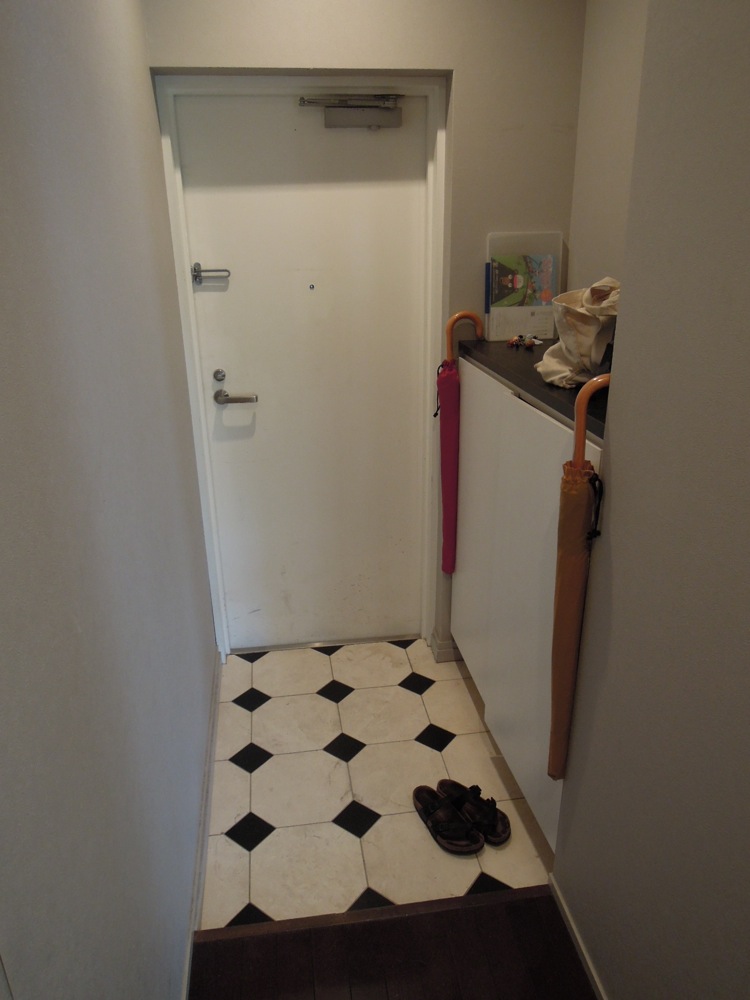 Notre appartement vers Yotsuya: la fameuse entrée à la japonaise où on se doit de laisser ses chaussures (et son parapluie!)