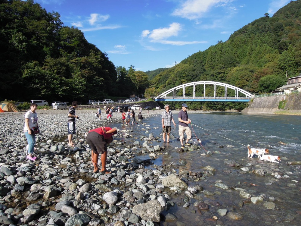 Barbecue: la rivière est un super terrain de jeux... pour les chiens et pour nous!