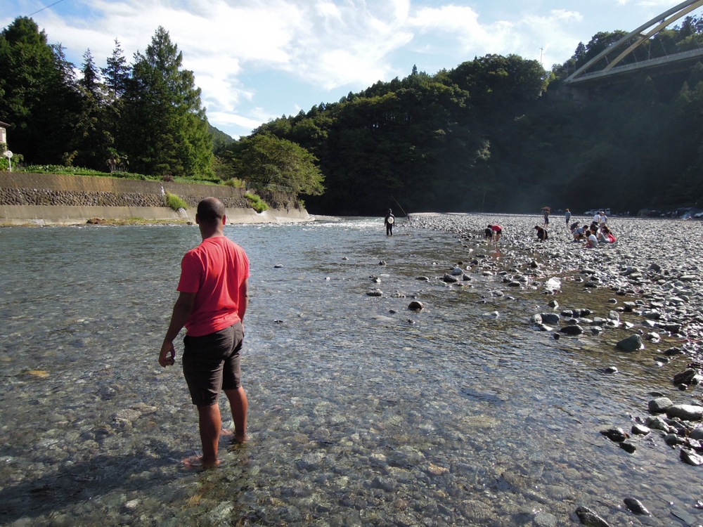 Barbecue: la rivière est un super terrain de jeux... pour les chiens et pour nous!