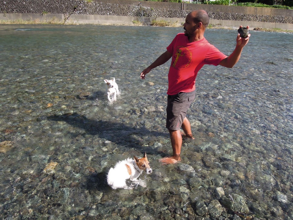 Barbecue: la rivière est un super terrain de jeux... pour les chiens et pour nous!