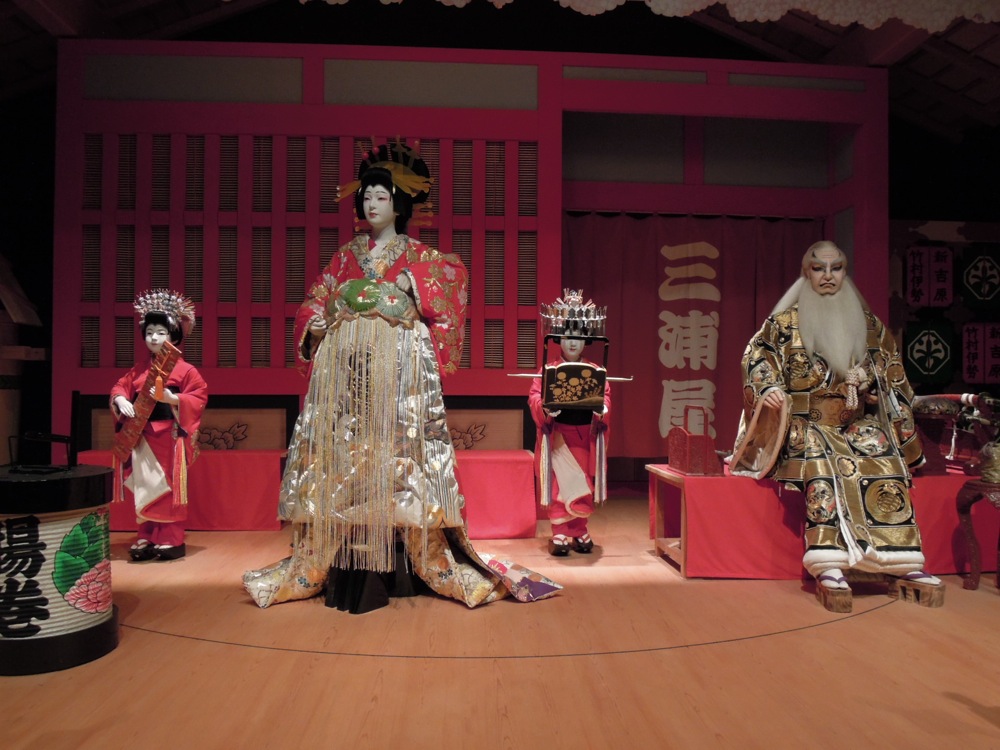 Musée de Edo-Tokyo: Personnages de théâtre de Kabuki. Auriez-vous pu deviner que cette femme debout est en fait une prostituée?