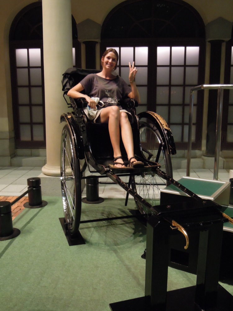 Musée de Edo-Tokyo: J'aurais préféré faire le tour du Japon en pousse-pousse, avec le petit Lulu sur mes genoux... Mais on n'aurait pas été tous d'accord je pense...