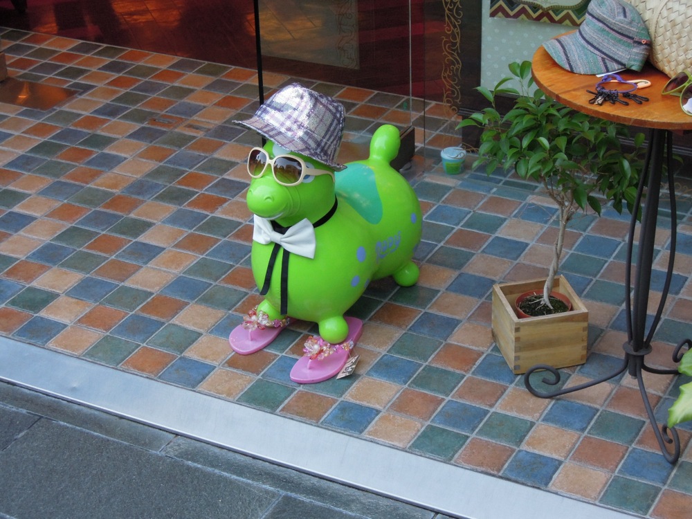 Devant un magasin de chapeaux et autres accessoires