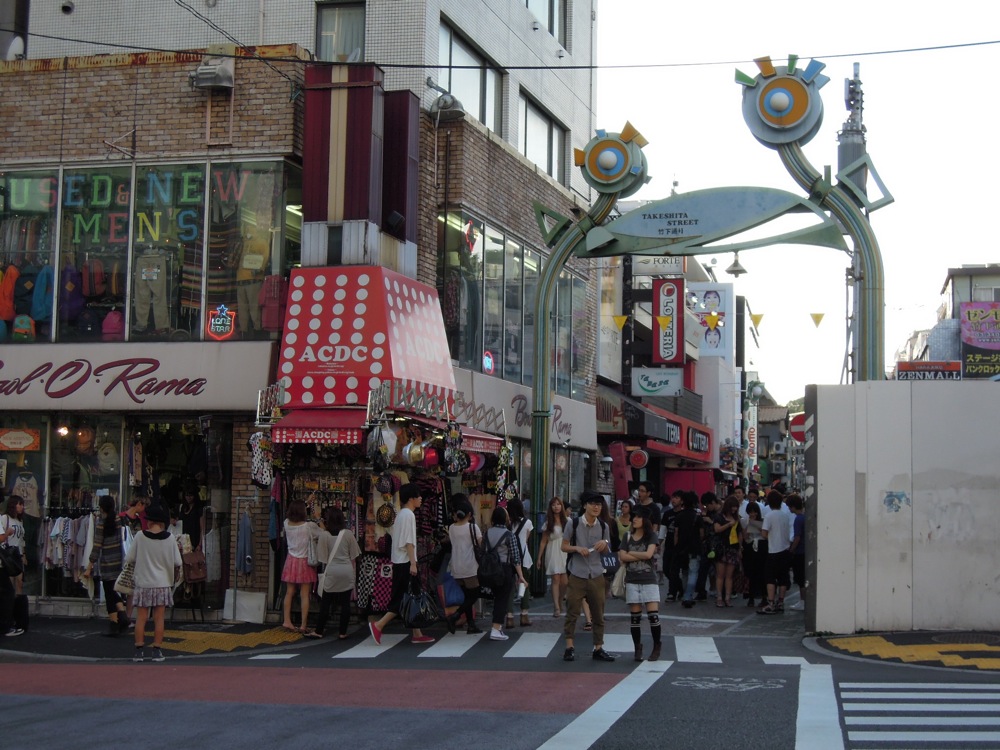 La rue animée de Harajuku: cosplay et autres tenues étonnantes