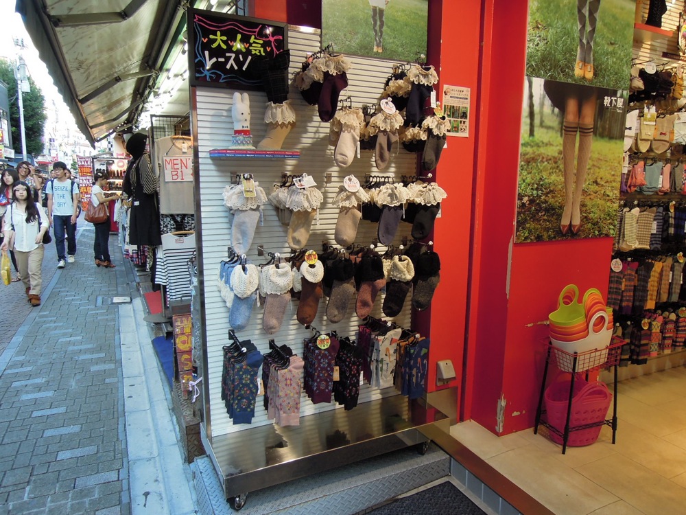 Un magasin typique de Harajuku: des chaussettes de toutes sortes dont les fameuses chaussettes à collerettes en dentelle!