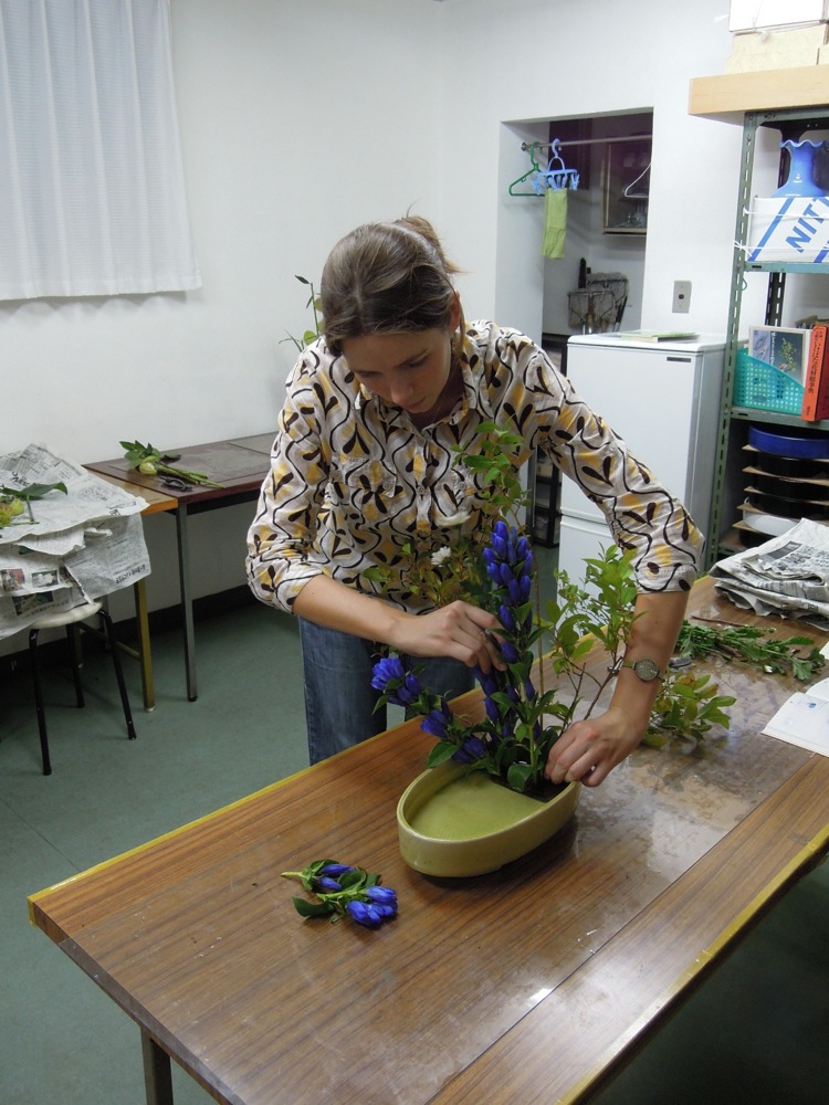 Ikebana. Sandrine concentrée, comme d'hab!