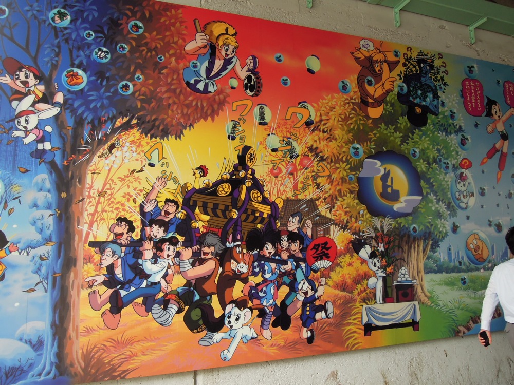 Takadanobaba: station de métro décorée avec des personnages de Astro Boy