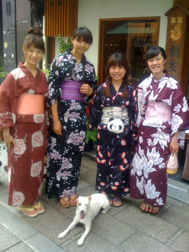 Carlo à Asakusa: alors qu'il nous attendait devant un magasin, il s'est fait de nouvelles copines!