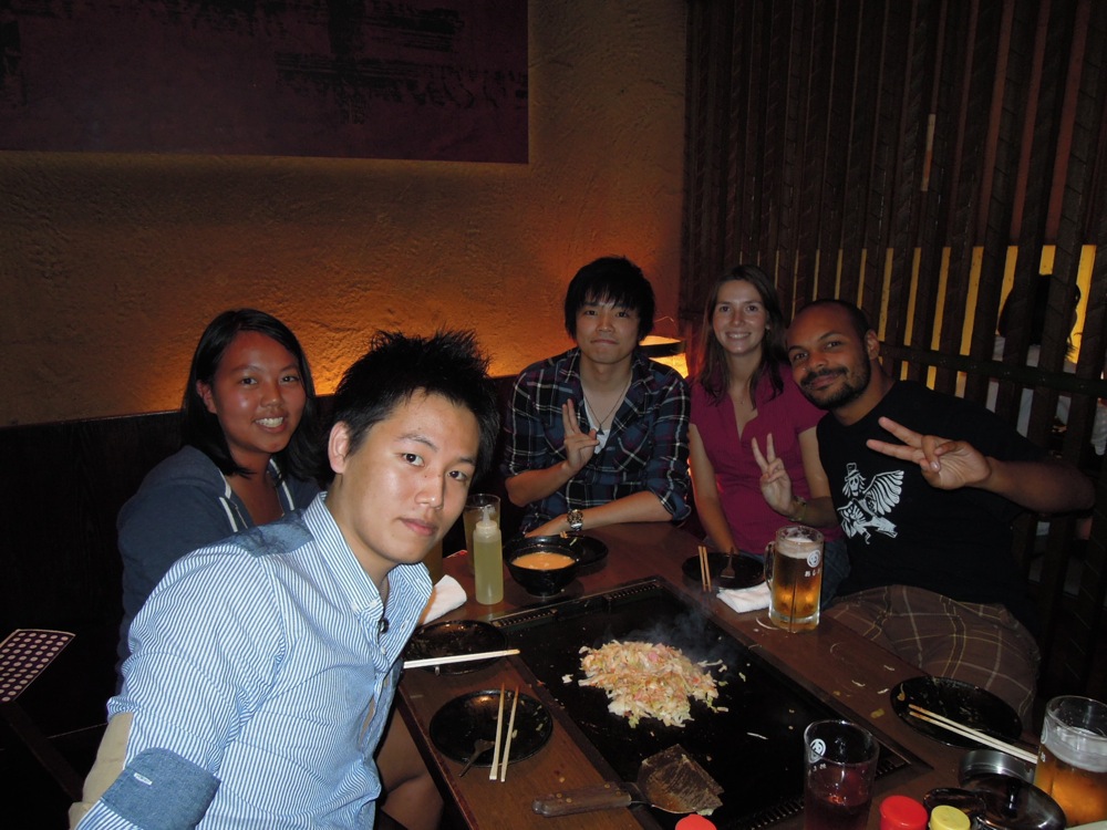 Au restaurant de monjayaki avec Fumi et ses amis