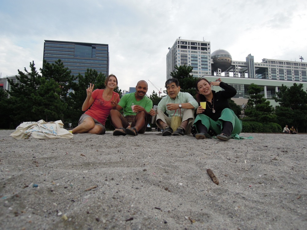 Sur la plage de Odaiba avec Hikaru et sa femme