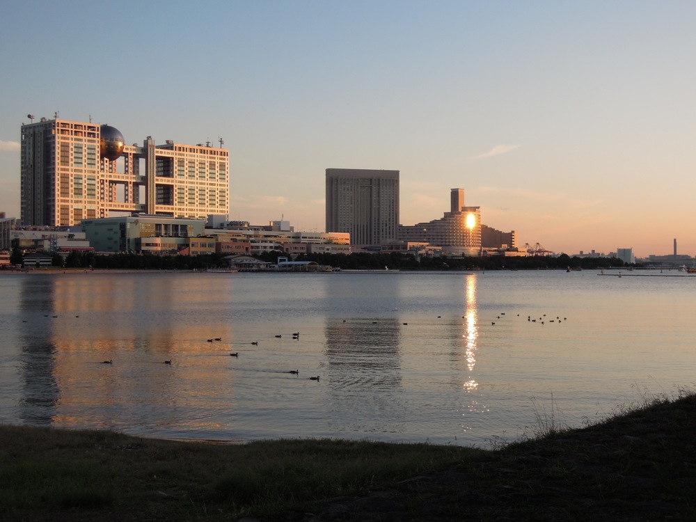 La plage de Odaiba (île artificielle et port de Tokyo)