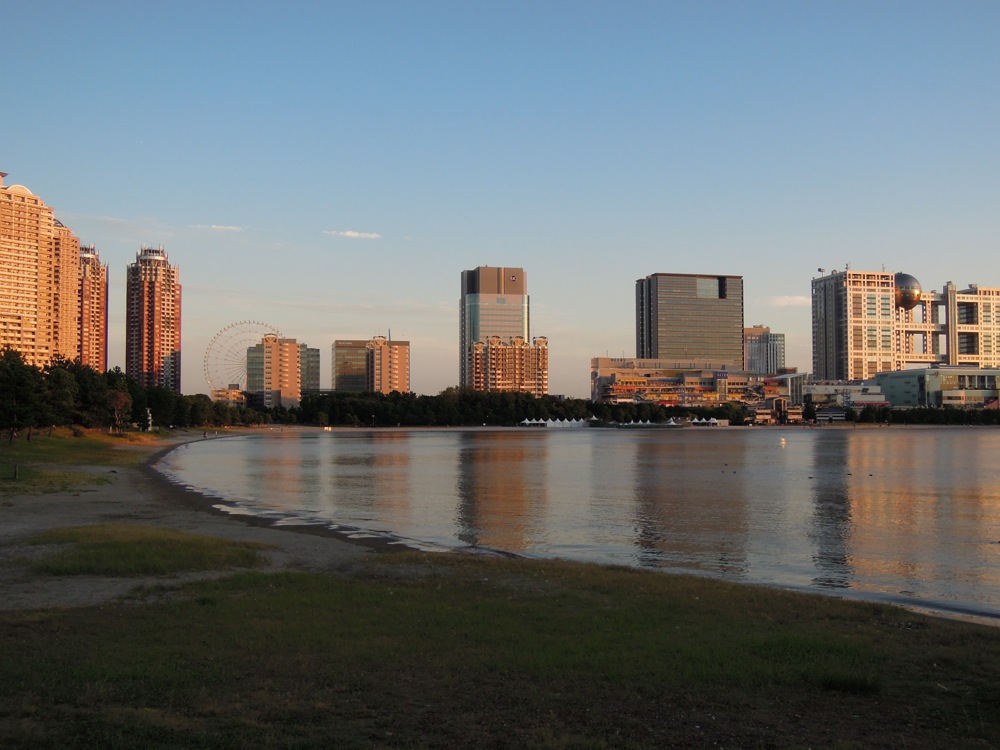La plage de Odaiba (île artificielle et port de Tokyo)