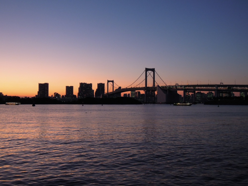 La plage de Odaiba (île artificielle et port de Tokyo)