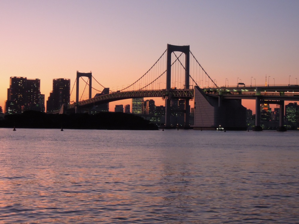 La plage de Odaiba (île artificielle et port de Tokyo)