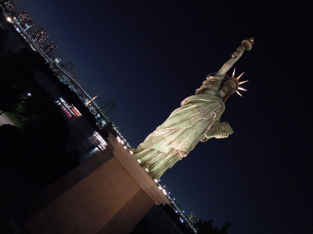 La plage de Odaiba (île artificielle et port de Tokyo)