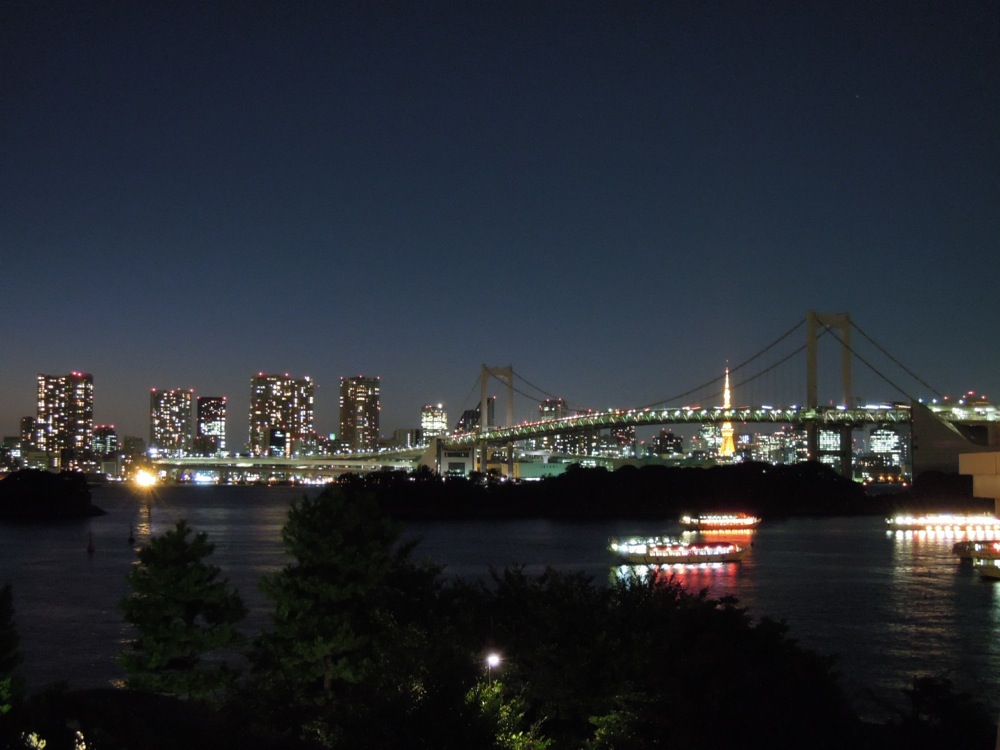 La plage de Odaiba (île artificielle et port de Tokyo)