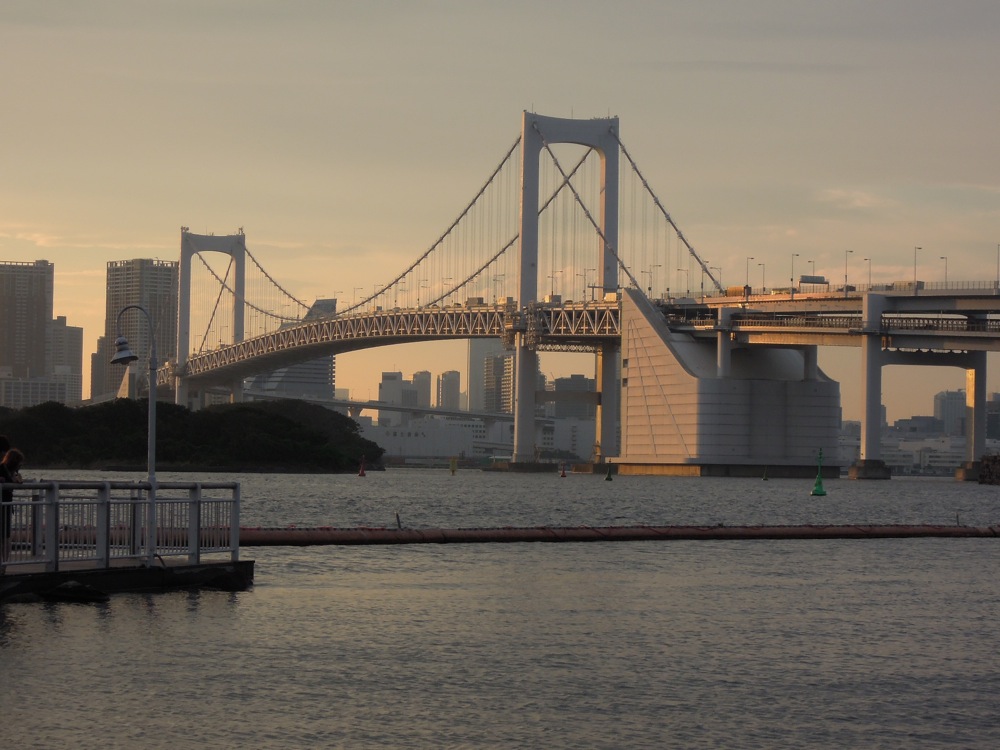 La plage de Odaiba (île artificielle et port de Tokyo)