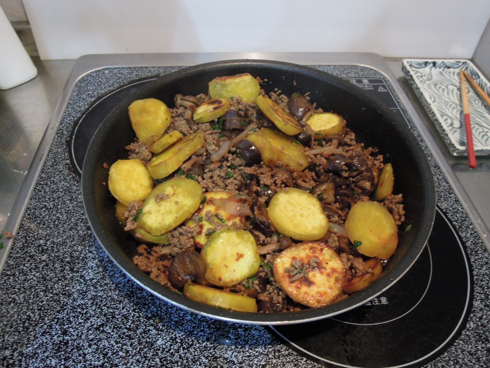 Repas à la maison à base de patates douces, d'aubergines et de champignons